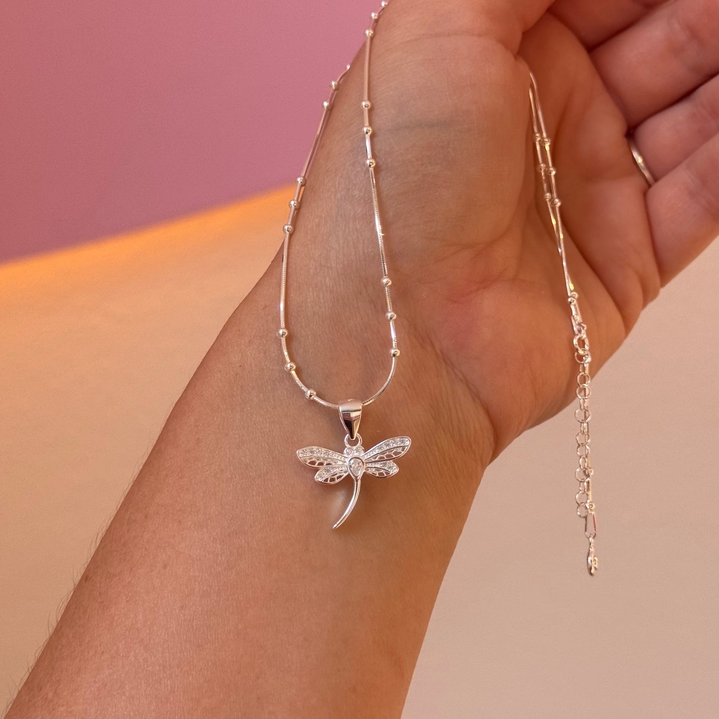 CADENITA BOLITAS CON DIJE LIBÉLULA