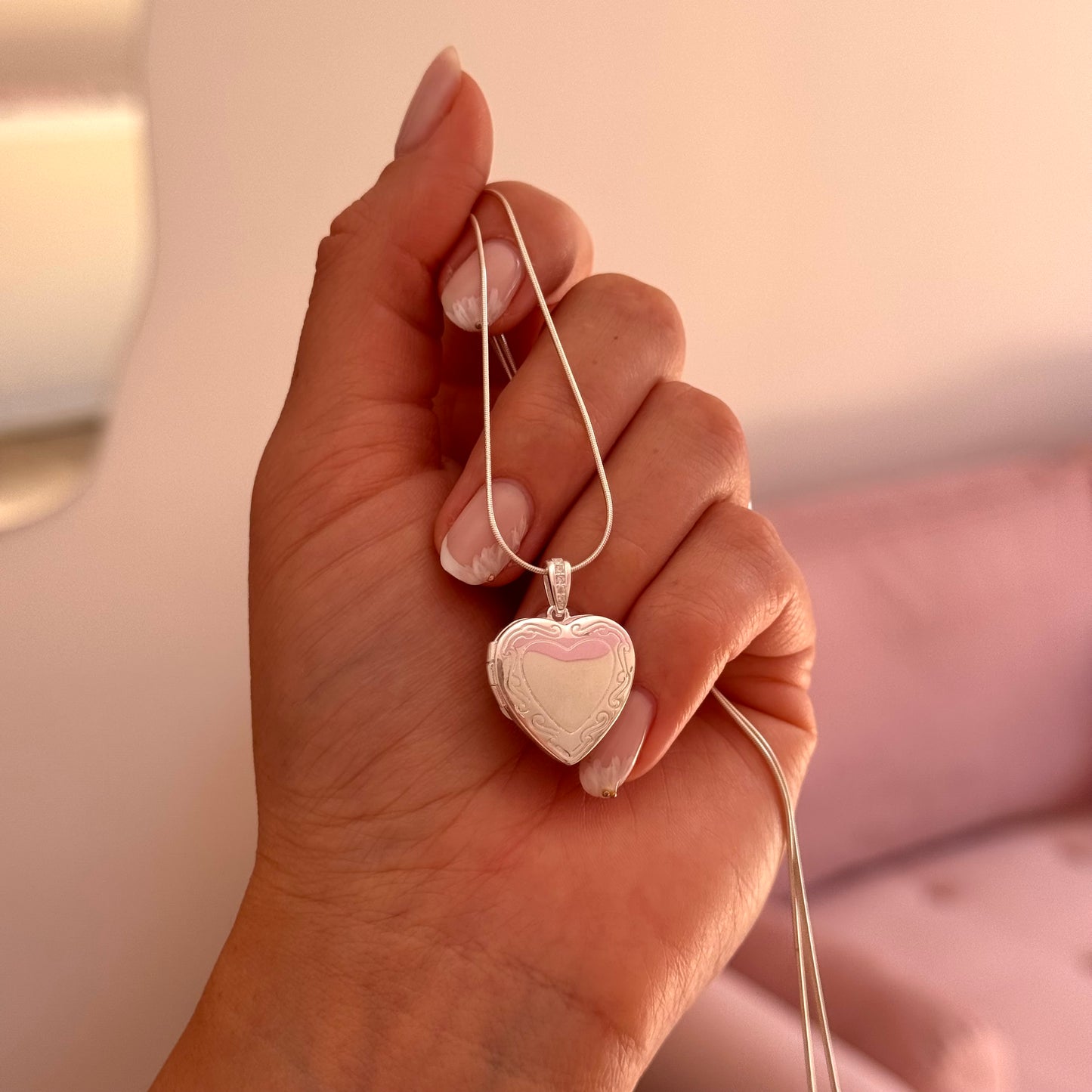 CADENITA CON DIJE RELICARIO