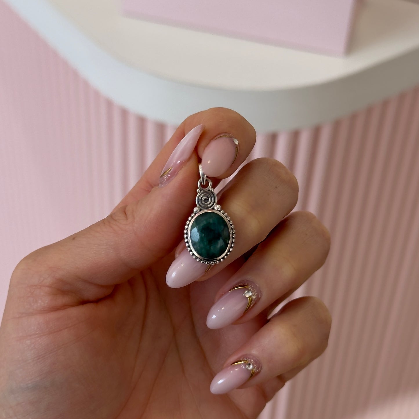 DIJE RAÍZ DE ESMERALDA Y PLATA
