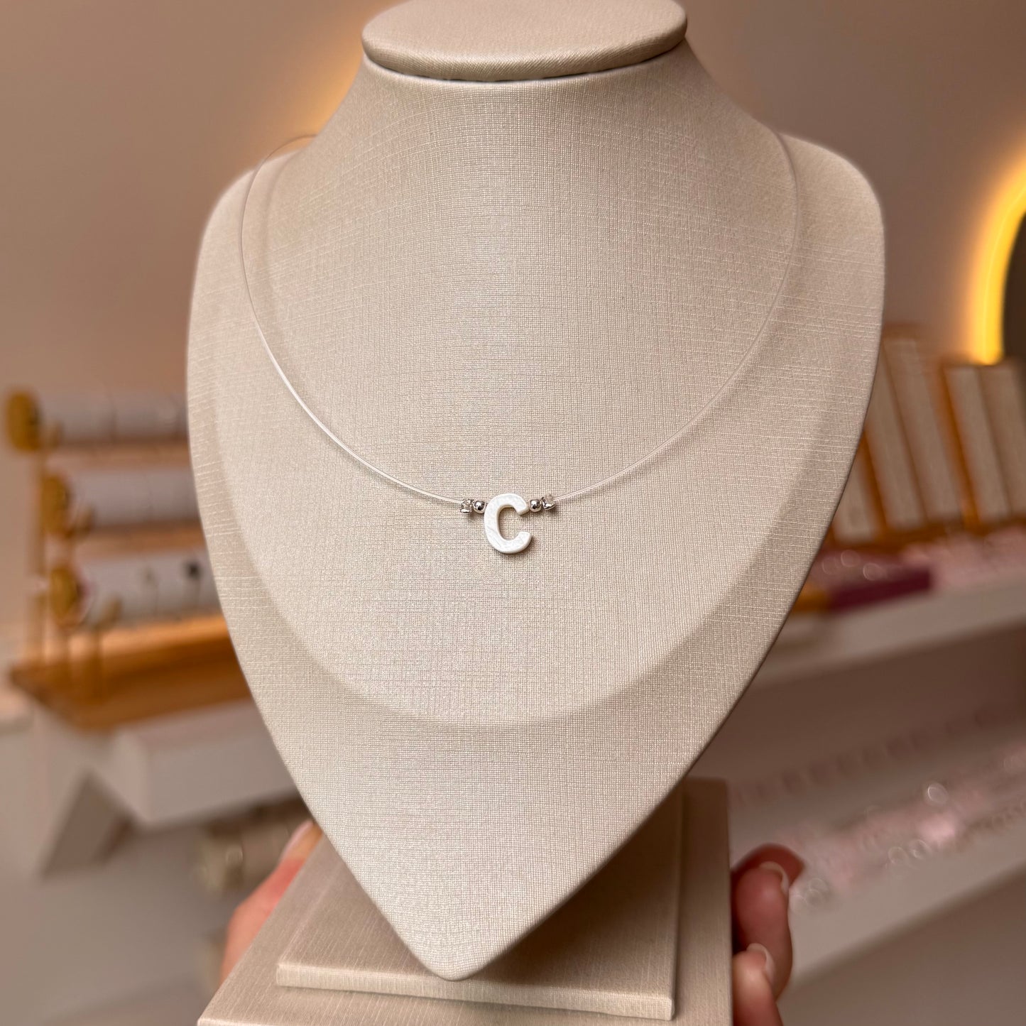 COLLAR CON INICIAL DE NÁCAR