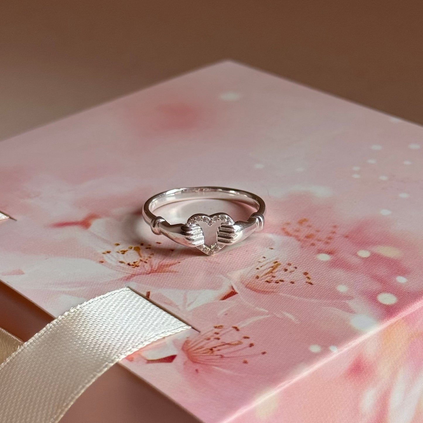 ANILLO ABRAZO DE CORAZÓN