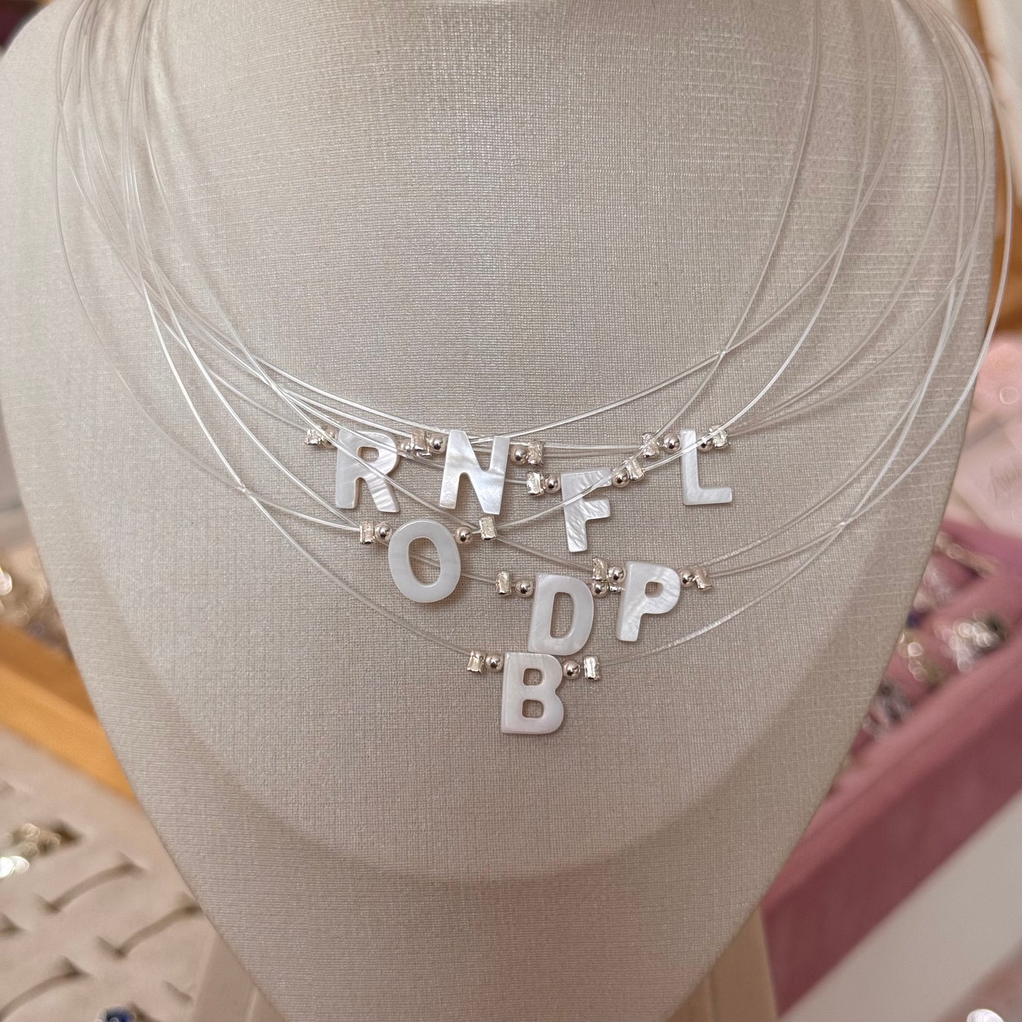 COLLAR CON INICIAL DE NÁCAR