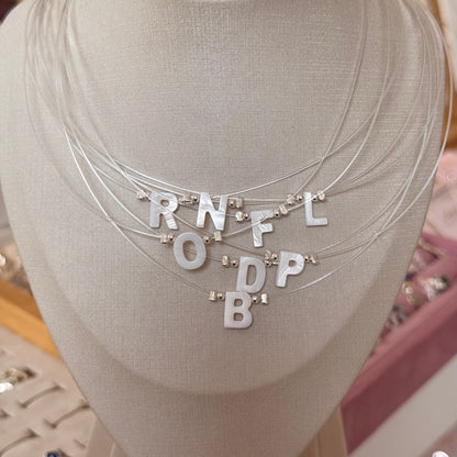 COLLAR CON INICIAL DE NÁCAR