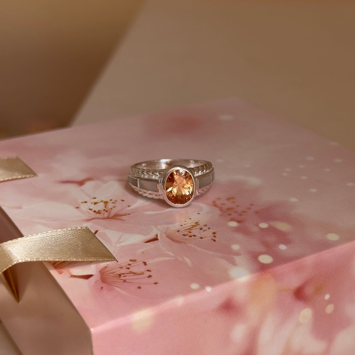 ANILLO CITRINO Y NÁCAR