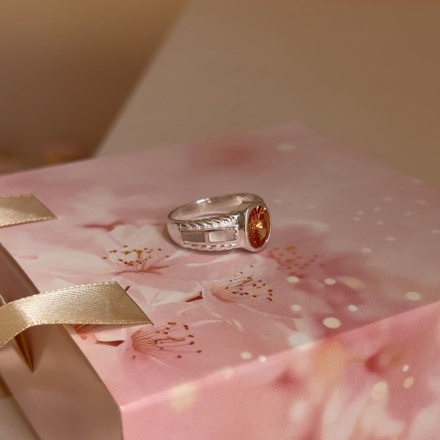 ANILLO CITRINO Y NÁCAR