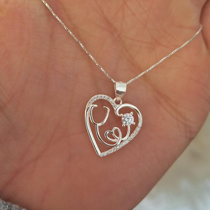 Cadena con dije de un corazón con un estetoscopio